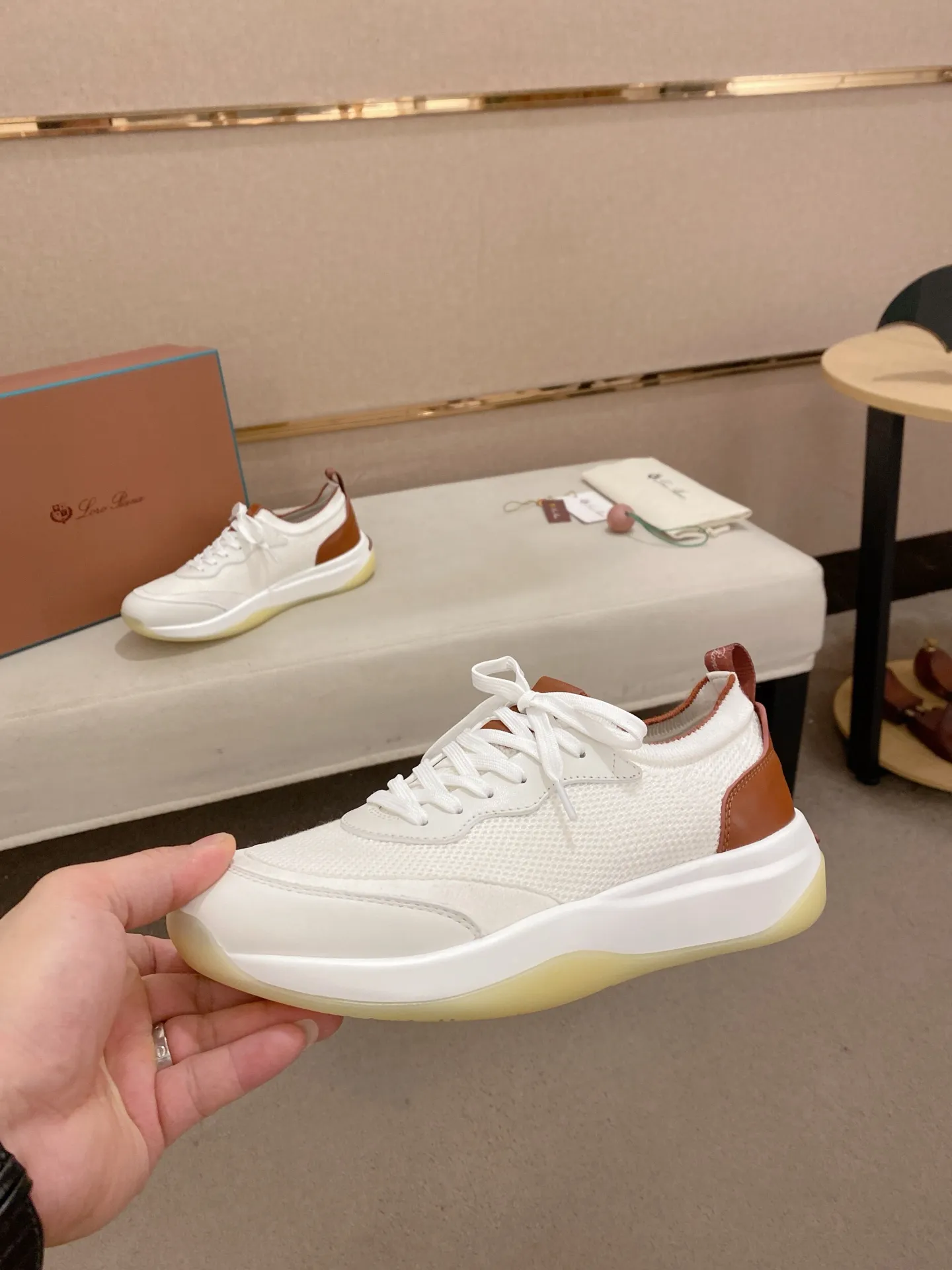 Men's shoes💰: 540💰🔥𝐥𝐨𝐫𝐨 𝐏𝐢𝐚𝐧𝐚 lp classic loafers, an Italian treasure brand, the only brand that can match Hermès! Only after wearing it do we realize that we can’t live up to our feet. The upper is made of imported first-layer cowhide with breathable fly-knit fabric, water-dyed cowhide foot pads, and the official original glass rubber outsole and pendant. Exclusive original packaging (tag ➕ brand paper ➕ outer box ➕ hand bag) code number: 38-44. Can be customized 45-46
